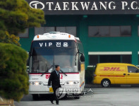 압수수색팀 태운 관광버스