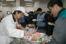 강기갑 대표 현대차 울산공장서 밥퍼 봉사