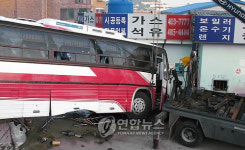 부산서 통근버스가 가스판매소 덮쳐