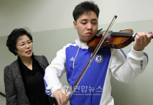 바이올린 연주도 수준급이죠?