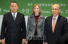 기자회견하는 수잔 리치 퍼스트 스텝(First Steps) 대표