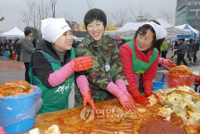 김치통에 담는 공군장병 이웃사랑