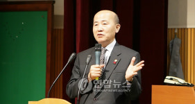 학생들에게 강연하는 이만의 환경장관