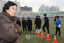 훈련 지시하는 최순호 감독