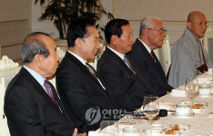 이 대통령 국가원로 초청 오찬 간담회