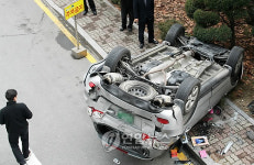 성남시청 3층 주차장서 또 승용차 추락사고