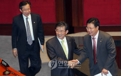 웃는 이한구 예결특위원장