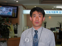 <사람들> 온종일 서있는 안산세무서 신종무씨