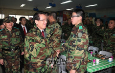 국군 장병 위문나선 김형오 국회의장