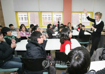강릉 옥천초교의 영어체험교실