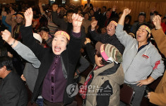 해군기지 반대 외치는 강정마을 주민들