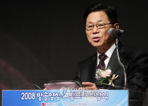 환영사 하는 박준영 원장