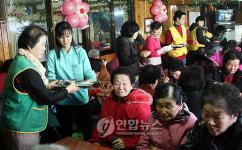 식당 봉사하는 동강대 노인복지과생