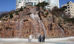 부산 송도해수욕장에 인공폭포