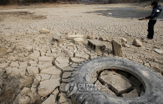 극심한 겨울가뭄..바닥 갈라진 삼덕저수지