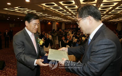 다산목민대상 받는 이학렬 고성군수