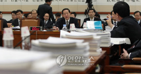 질의 답하는 법무장관
