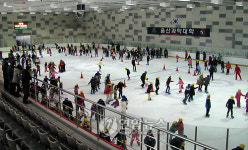 이용객 꽉 찬 울산과학대 아이스링크