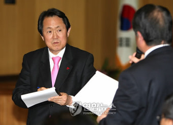 시민 질문 경청하는 김태환 제주지사