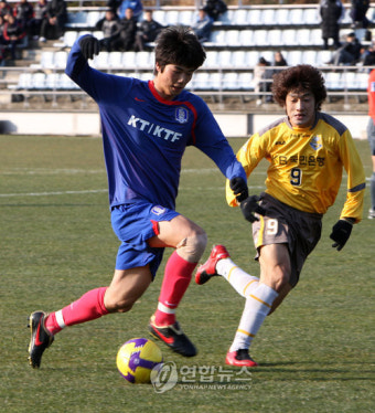 드리블하는 축구대표팀 기성용