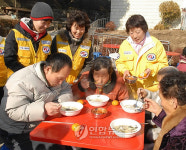'어르신 사랑의 떡국 맛잇게 드셔요'