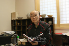 양산의 고교 교사, 日 도예가 조명 책 펴내
