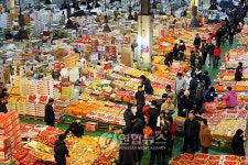 설선물로 가득찬 농산물시장