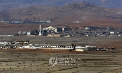긴장감 속 적막감 흐르는 북한 마을