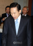 곤혹스런 이 대통령