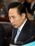 국무회의 참석한 이 대통령