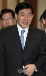 강의실 들어서는 원세훈 장관