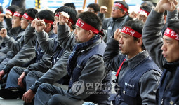 거리로 나선 자동차 노조원들