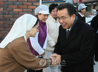 한총리, 춘천 노인요양시설 방문