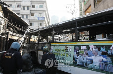 `용산참사 현장서 전경버스 전소