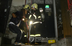 부상자 구출하는 소방대원
