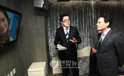 노래연습장 둘러보는 유인촌 장관