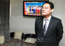 노래연습장 둘러보는 유인촌 장관