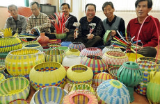 농한기 공예품 만드는 노인들