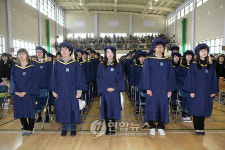 김해외고 첫 졸업생..유명大 대거 합격