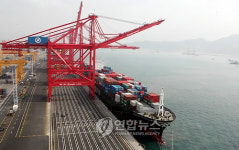 부산신항 한진해운 터미널에 `첫 손님