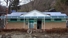 지붕에 태양광발전..공중화장실