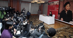 데뷔 50주년 기자회견 갖는 이미자