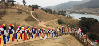 장보고 대사 기리는 당제