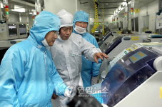 이윤호 장관, 서울반도체 방문