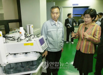 향남제약단지 방문한 전재희 장관