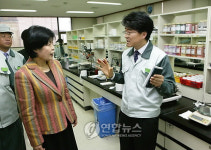 향남제약단지 방문한 전재희 장관