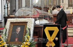 조문하는 이 대통령
