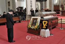 조문하는 이 대통령