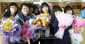 45년만에 받은 졸업장 받은 김춘엽씨
