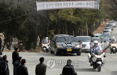 용인 성직자묘역 도착한 김 추기경 운구차